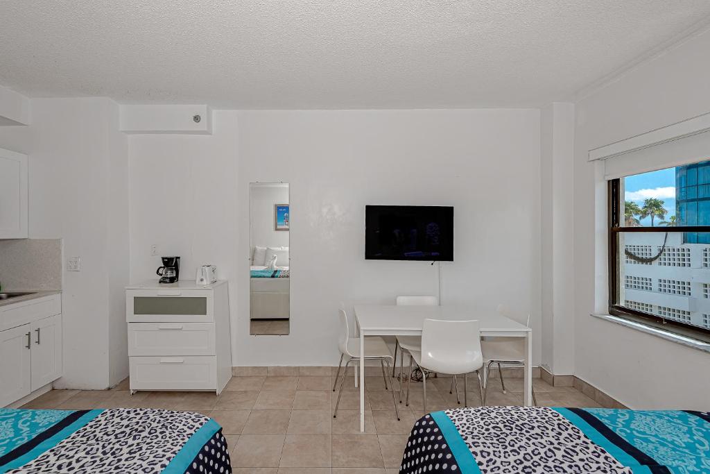 Студио (Номер-студио с кроватью размера «queen-size» (611)), Beach Front Studio Miami Beach