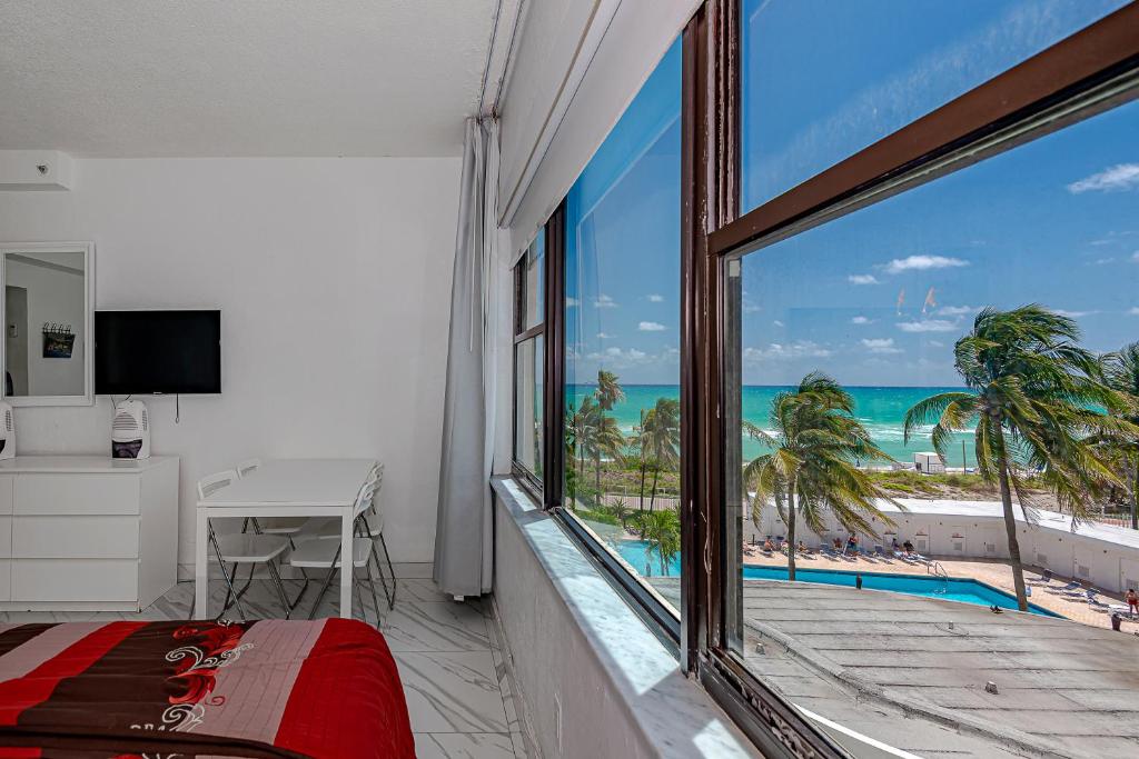 Студио (Номер-студио с видом на бассейн (540)), Beach Front Studio Miami Beach