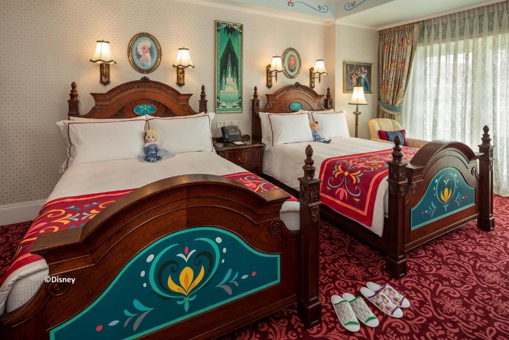 Двухместный (Люкс «Фрозен» с 2 двуспальными кроватями и доступом в Королевский клуб) отеля Hong Kong Disneyland Hotel, Гонконг (город)