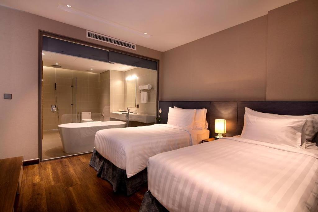 Двухместный (Двухместный номер с 2 отдельными кроватями и видом на море) апарт-отеля Ha Long Flamingos Cat Ba Resort Apartment, Хайфон