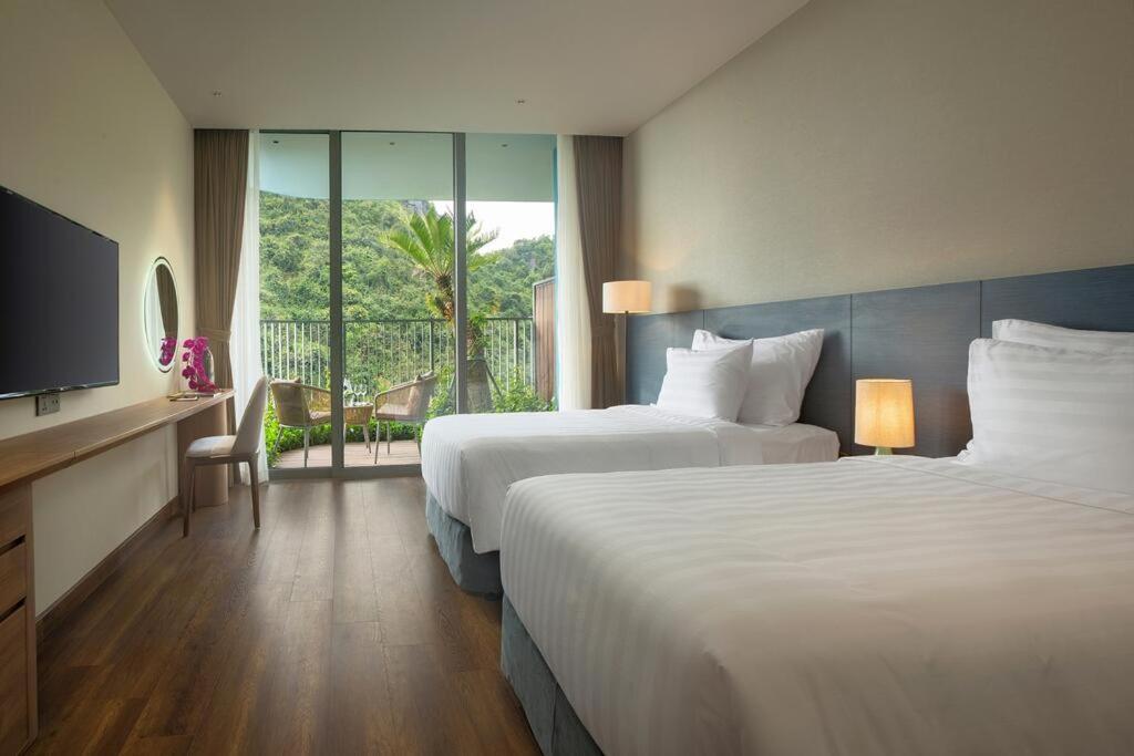 Четырехместный (Четырехместный номер с видом на горы) апарт-отеля Ha Long Flamingos Cat Ba Resort Apartment, Хайфон