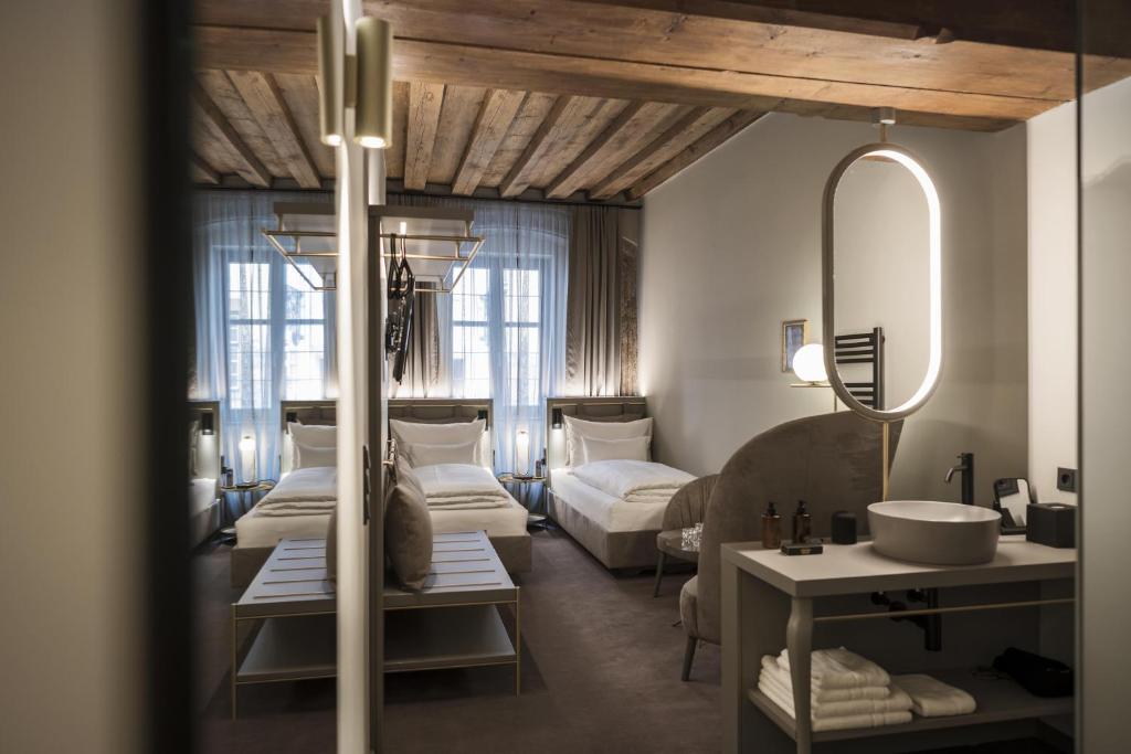Двухместный (Двухместный номер с 2 отдельными кроватями) отеля Hotel Weißes Kreuz, Инсбрук