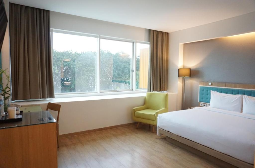 Двухместный (Представительский номер с кроватью размера «king-size») отеля Hotel Santika Kelapa Gading, Джакарта