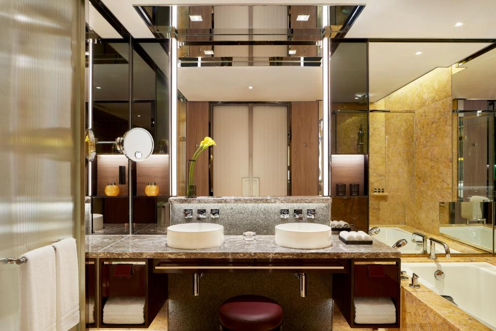 Двухместный (Newly Renovated Deluxe Peak View Room King) отеля Four Seasons Hotel Hong Kong, Гонконг (город)
