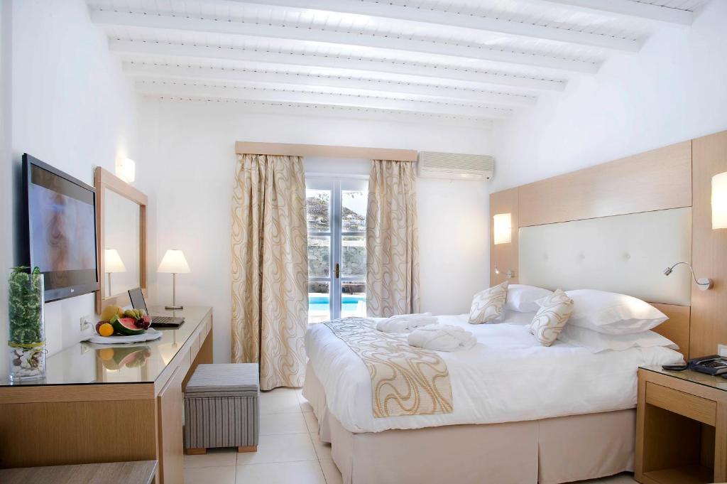 Двухместный (Улучшенный двухместный номер с 1 кроватью или 2 отдельными кроватями, вид на бассейн) отеля Dionysos Luxury Hotel Mykonos, Орнос