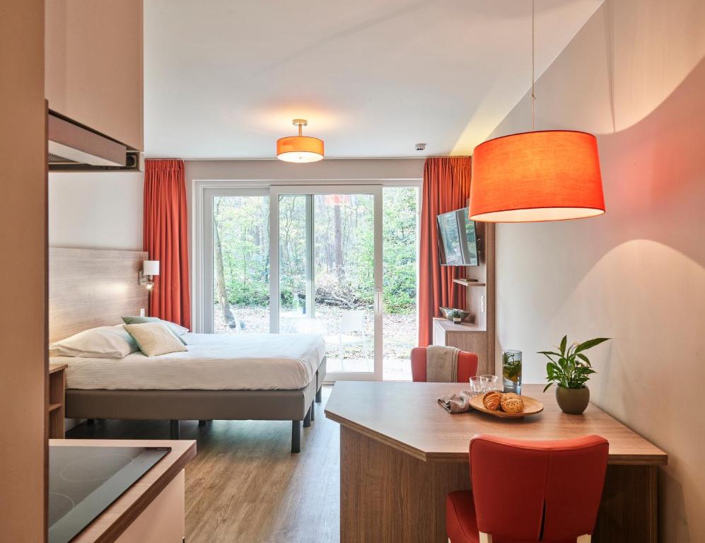 Апартаменты (Essential Suite - 2p | Double bed - Disabled-friendly) апарт-отеля Holiday Suites Houthalen-Helchteren, Генк