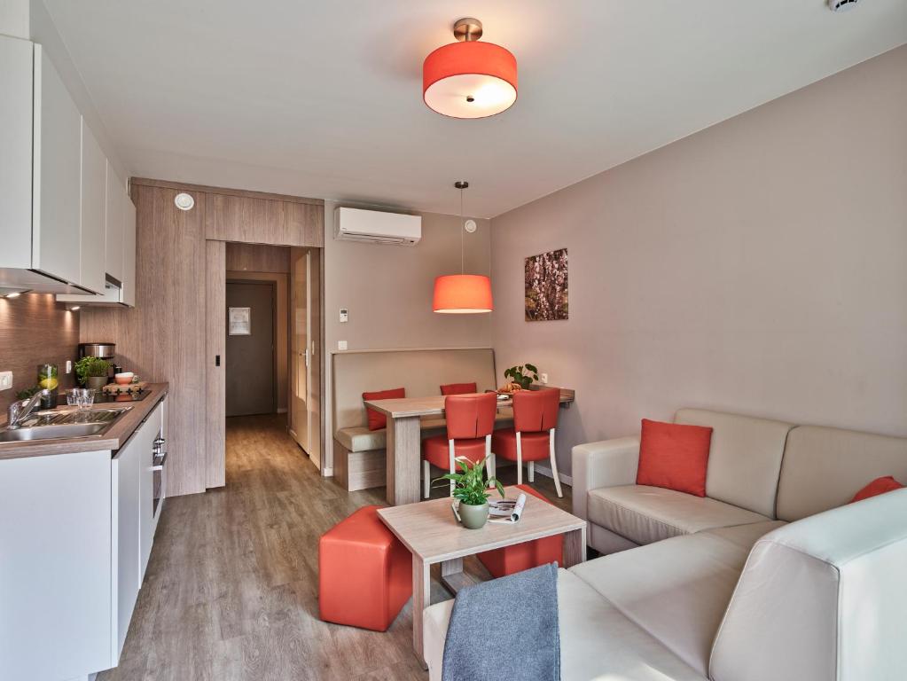 Апартаменты (Cosy Suite - 5p | 2 Sleeping corners) апарт-отеля Holiday Suites Houthalen-Helchteren, Генк
