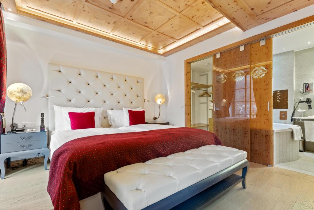 Сьюит (Улучшенный люкс с 1 спальней) отеля Grand Hotel Zermatterhof, Церматт