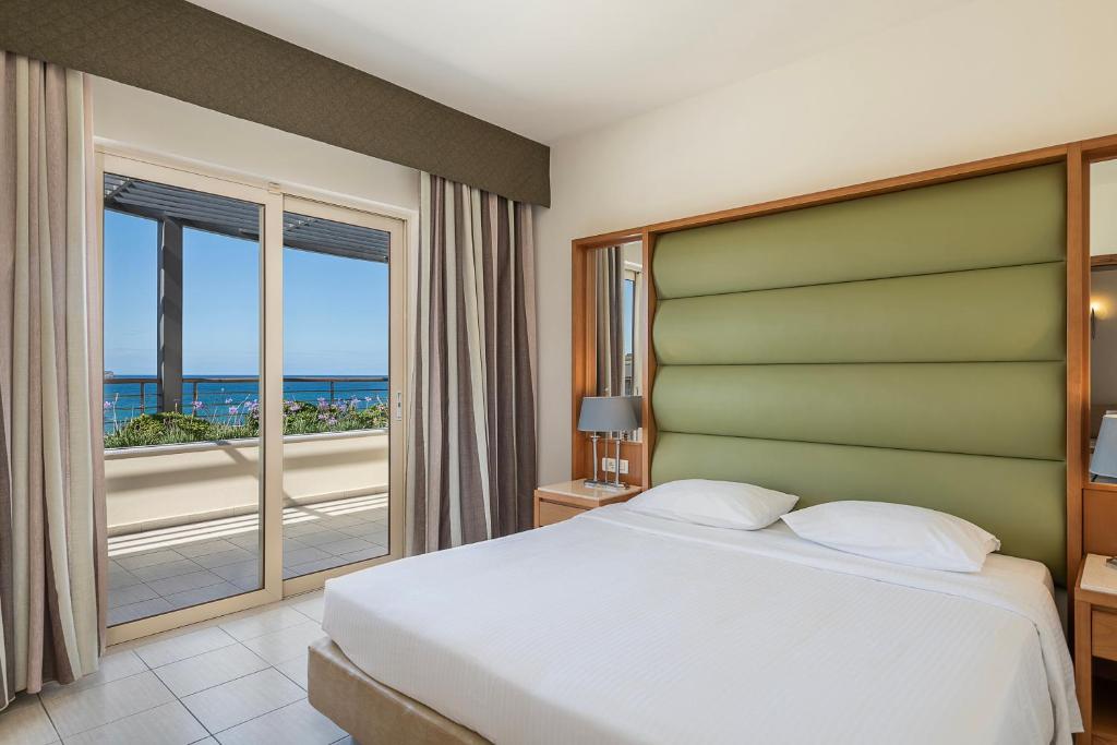 Сьюит (Люкс, вид на море) курортного отеля Cretan Dream Royal, Сталос