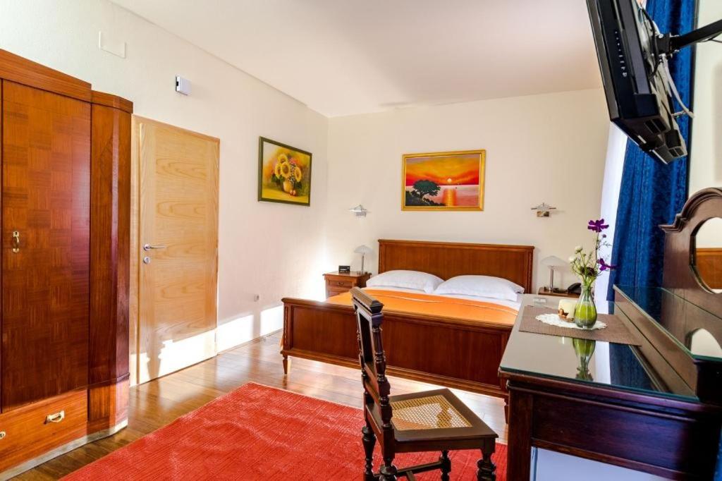 Двухместный (Улучшенный двухместный номер с 1 кроватью и видом на бассейн) гостевого дома Rooms Miron, Сумартин