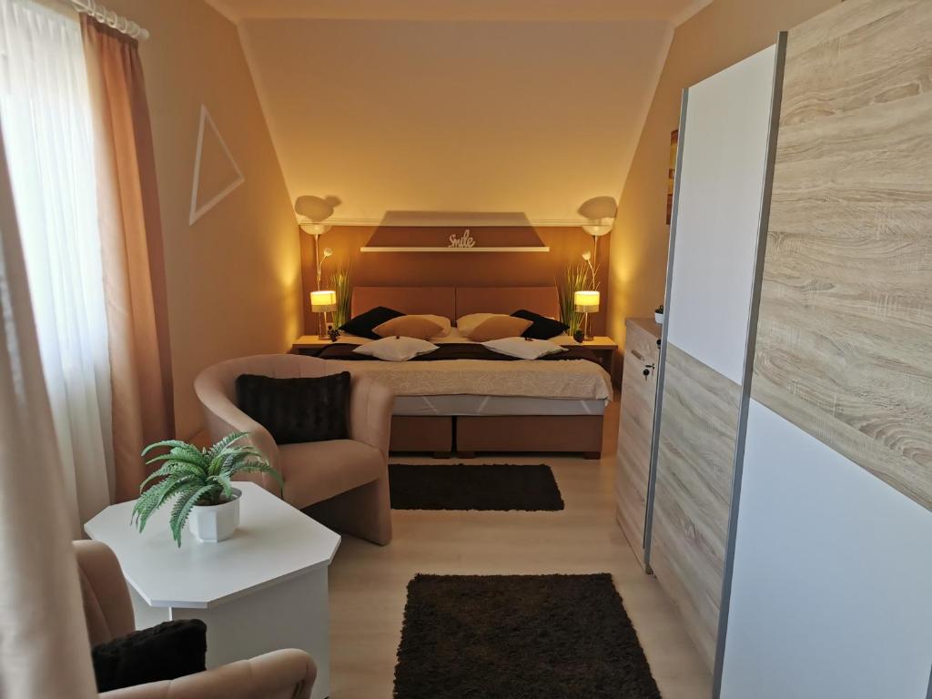 Двухместный (Двухместный номер с 1 кроватью или 2 отдельными кроватями и террасой) гостевого дома Csabai Vendégház, Бюк