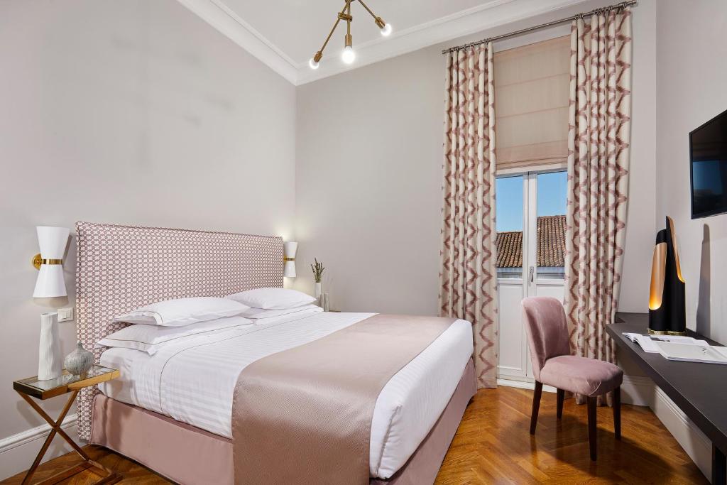 Двухместный (Улучшенный двухместный номер с 1 кроватью) отеля MiraMe Athens Boutique Hotel-House of Gastronomy, Афины
