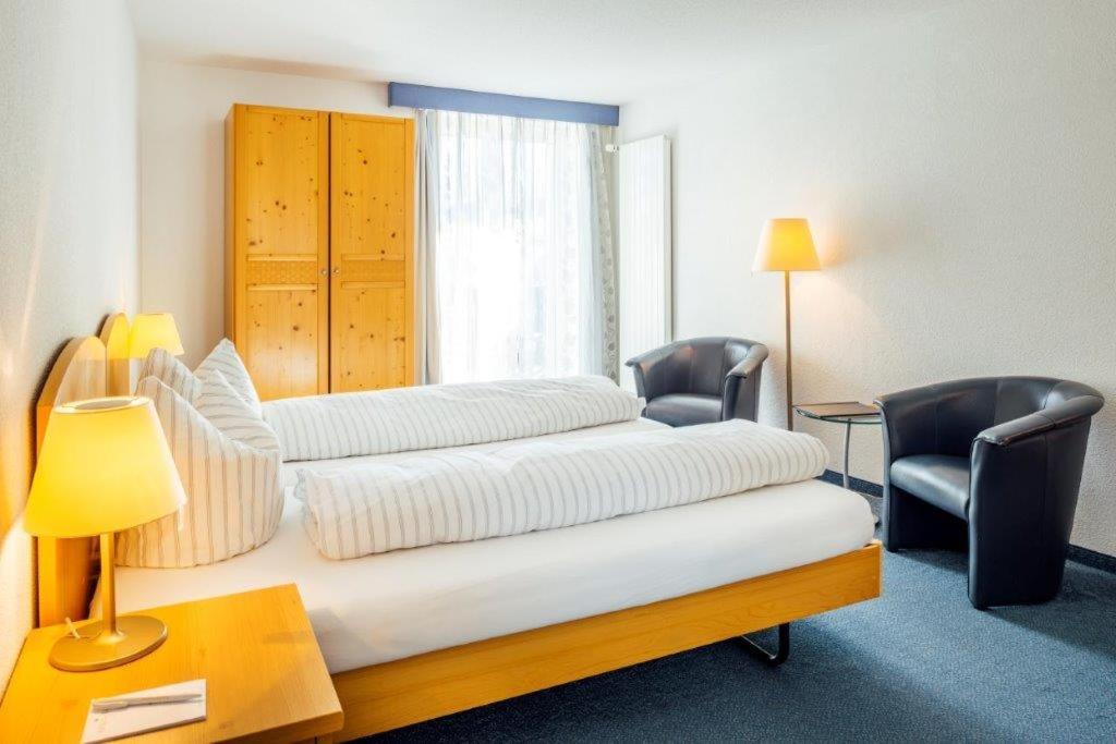 Двухместный (Стандартный двухместный номер с 1 кроватью или 2 отдельными кроватями и балконом) отеля Hotel-Restaurant Bellevue, Флимс
