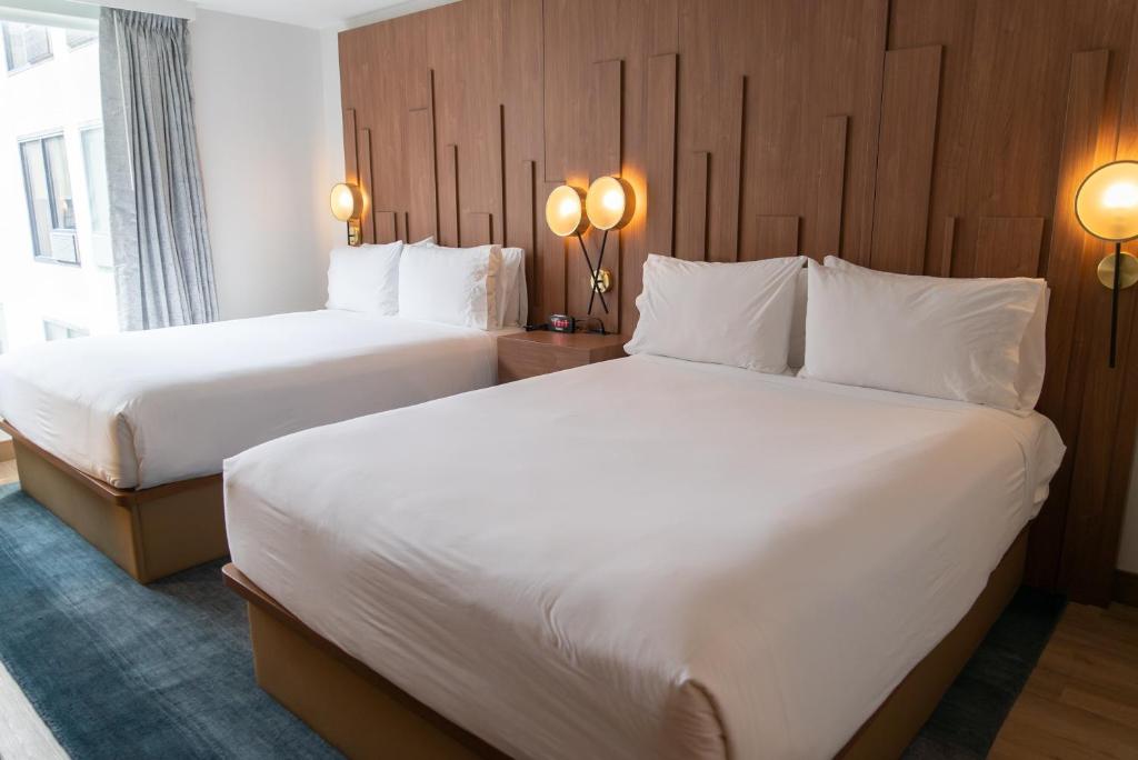 Двухместный (Двухместный номер с двумя двуспальными кроватями и ванной - Оборудован для гостей с ограниченными физическими возможностями) отеля Hotel Indigo Detroit Downtown, an IHG Hotel, Детройт