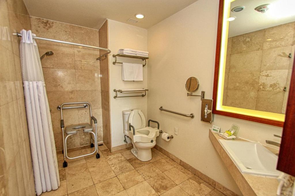 Двухместный (Номер с кроватью размера «king-size» и ванной, подходящей для гостей с ограниченными физическими возможностями – Для некурящих) курортного отеля Holiday Inn Huatulco, Санта-Крус-Хуатулко