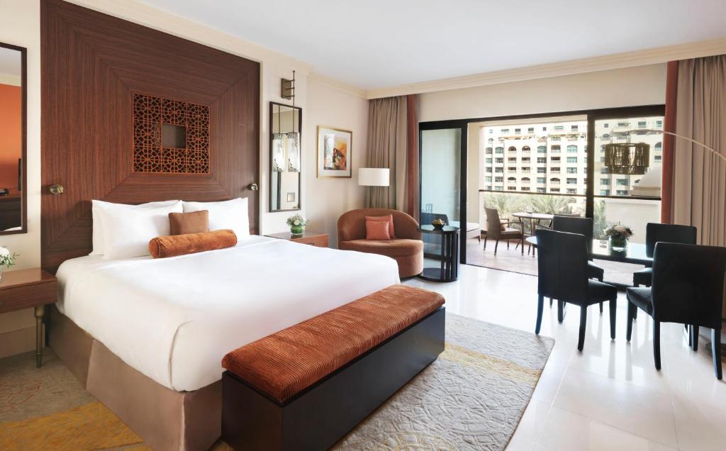 Двухместный (Номер Fairmont Heritage с кроватью размера «king-size» и балконом) курортного отеля Fairmont The Palm, Дубай