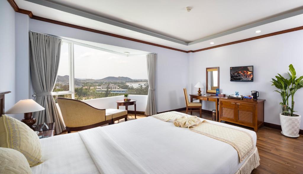 Двухместный (Улучшенный двухместный номер эконом-класса с 1 кроватью) курортного отеля Saigon - Ninh Chu Hotel & Resort, Фанранг