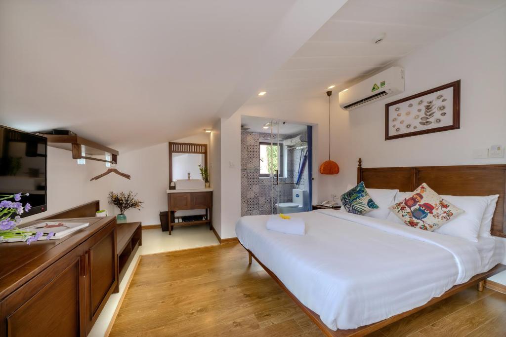 Двухместный (Улучшенный двухместный номер с 1 кроватью) отеля Son Trang Hotel Hoi An, Хойан