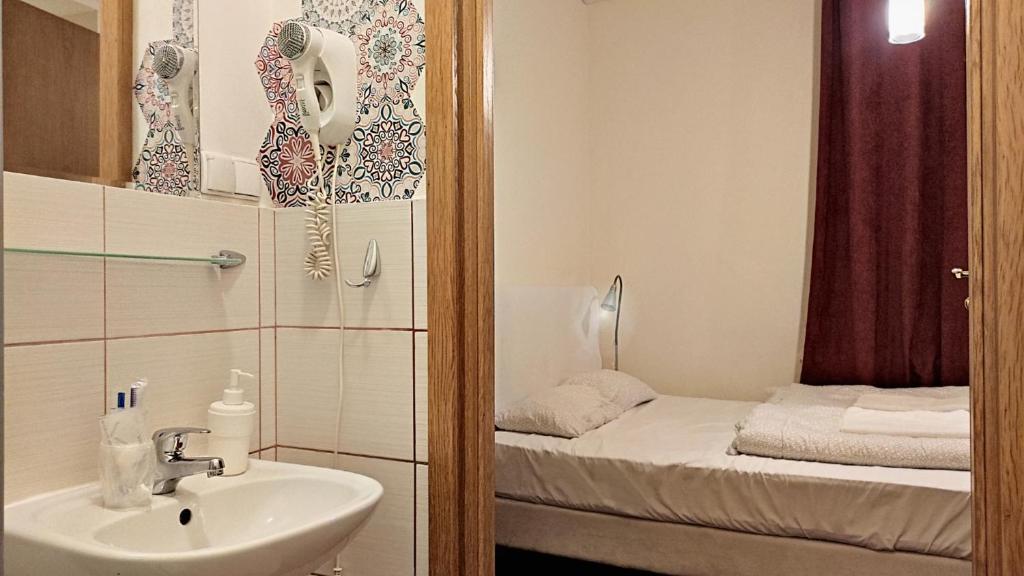 Двухместный (Двухместный номер с 1 кроватью и собственной ванной комнатой) хостела Hostel Helvetia, Варшава