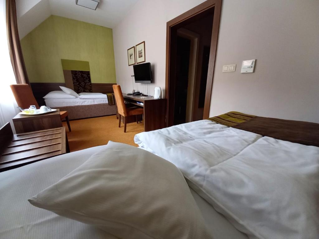 Двухместный (Двухместный номер эконом-класса с 2 отдельными кроватями) отеля Hotel BELASSI, Бойнице