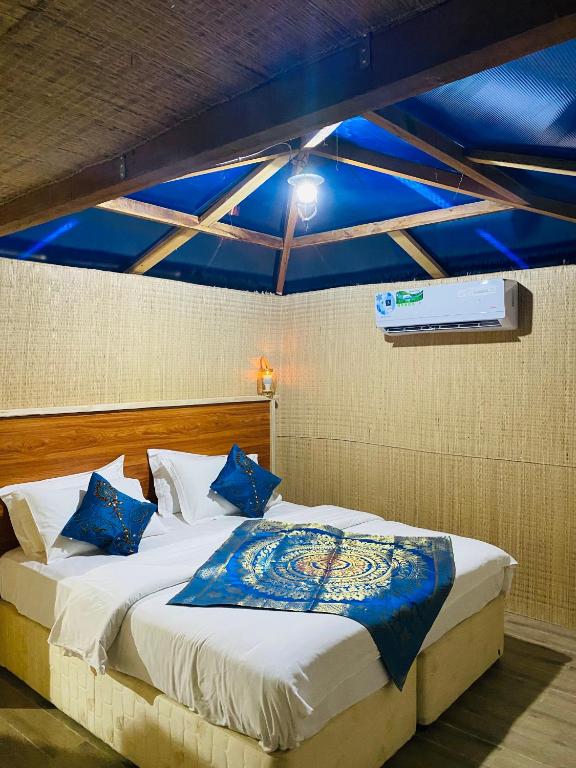 Двухместный (Двухместный номер Делюкс с 1 кроватью и ванной) кемпинга Bedouin Oasis Camp, Дубай