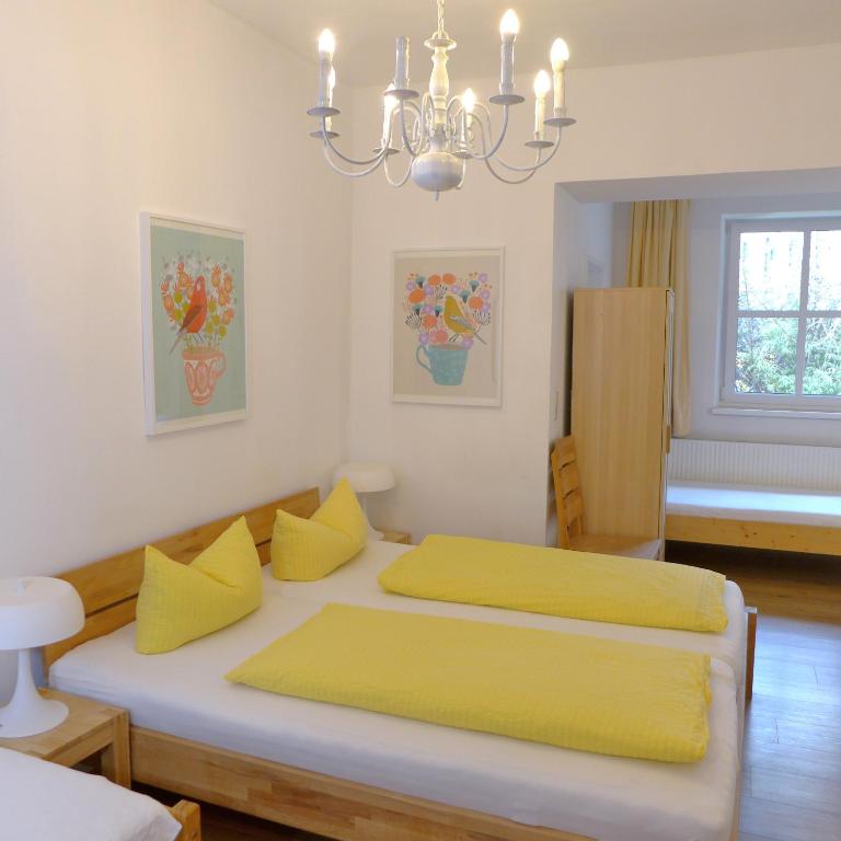 Четырехместный (Четырехместный номер с собственной ванной комнатой) отеля Pension Stoi budget guesthouse, Инсбрук