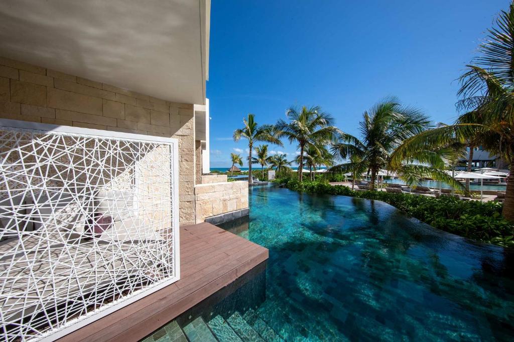 Сьюит (Полулюкс у кромки бассейна, со стороны пляжа) курортного отеля TRS Coral Hotel - Adults Only - All Inclusive, Канкун