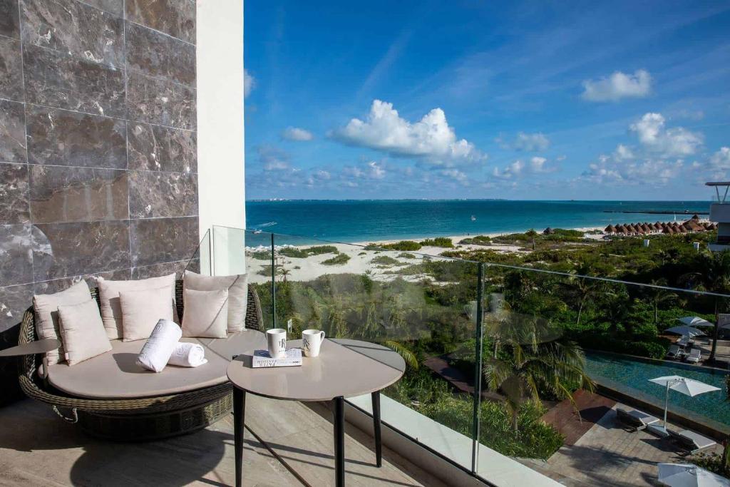 Сьюит (Люкс в мансарде с гидромассажной ванной, террасой и видом на океан) курортного отеля TRS Coral Hotel - Adults Only - All Inclusive, Канкун