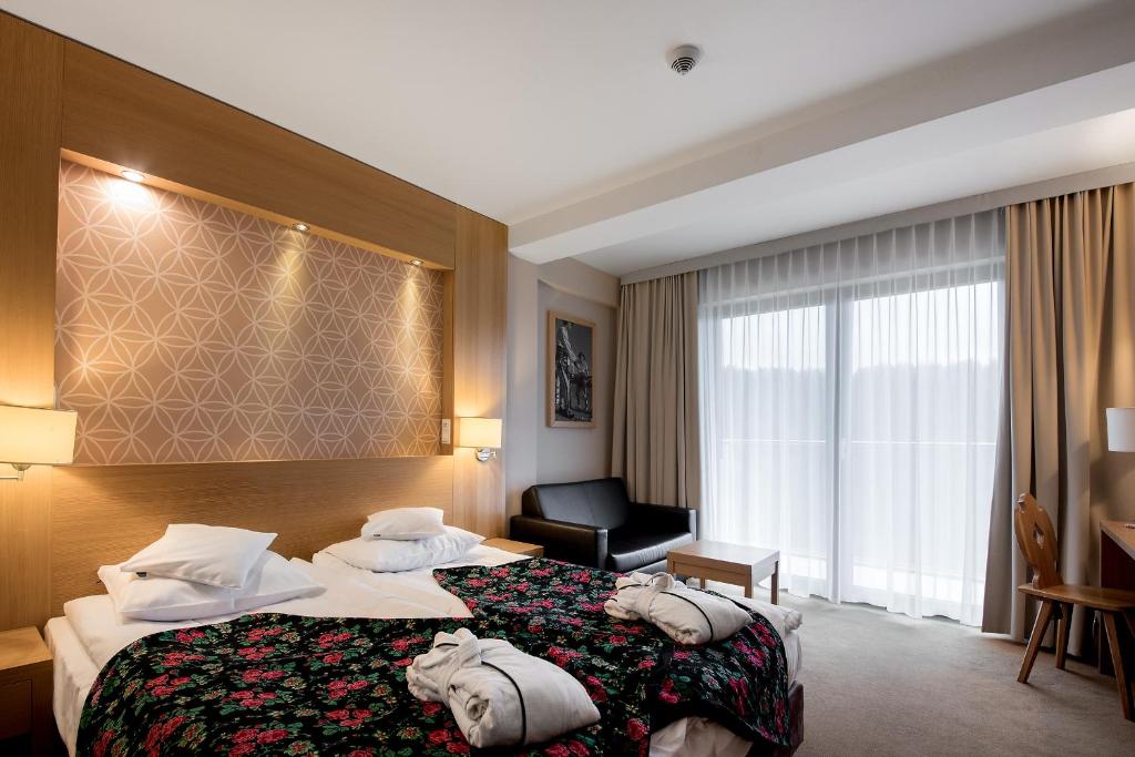 Двухместный (Стандартный двухместный номер с 1 кроватью или 2 отдельными кроватями и балконом) отеля Hotel BUKOVINA, Буковина-Татшаньска