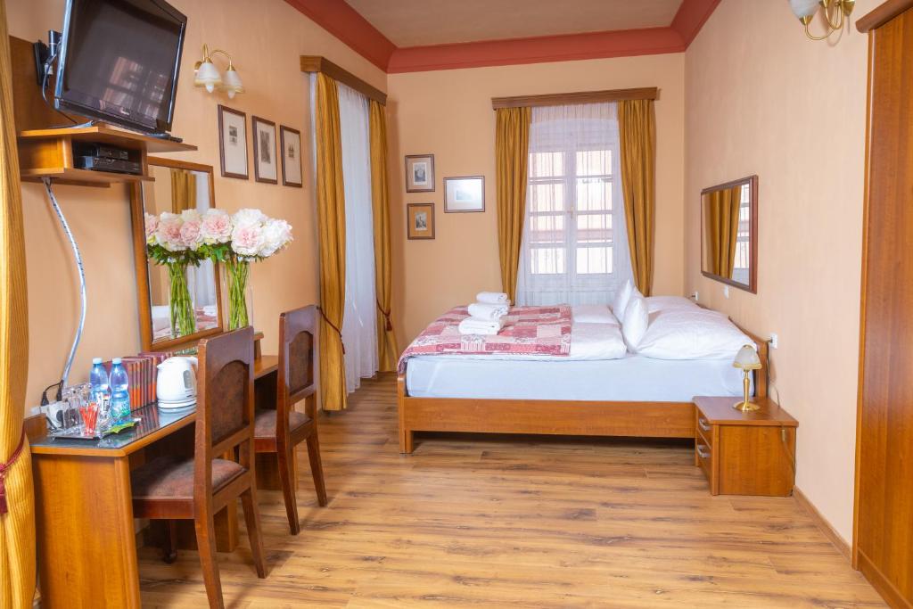 Двухместный (Двухместный номер Делюкс с 1 кроватью и ванной) гостевого дома Penzion U Hrádku, Кутна-Гора
