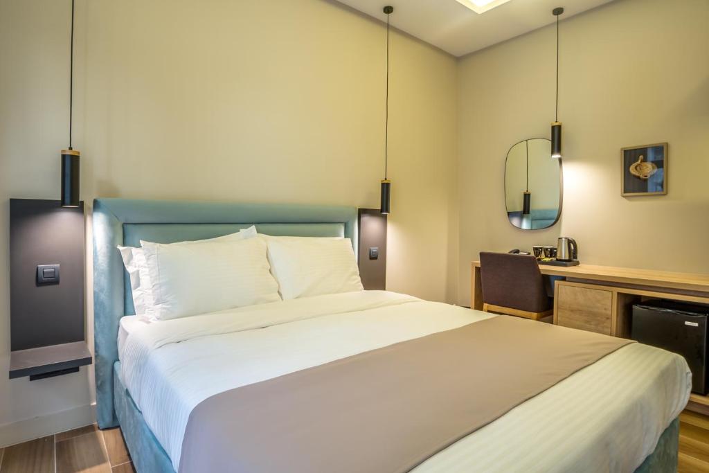 Двухместный (Улучшенный двухместный номер с 1 кроватью или 2 отдельными кроватями и террасой) отеля Philia Boutique Hotel, Афины