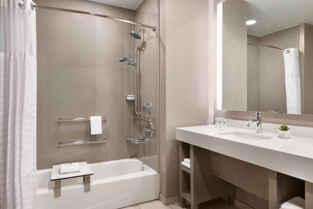 Студио (King Studio Accessible with Kitchen/Ada Tub), Hyatt House Atlanta Perimeter Center