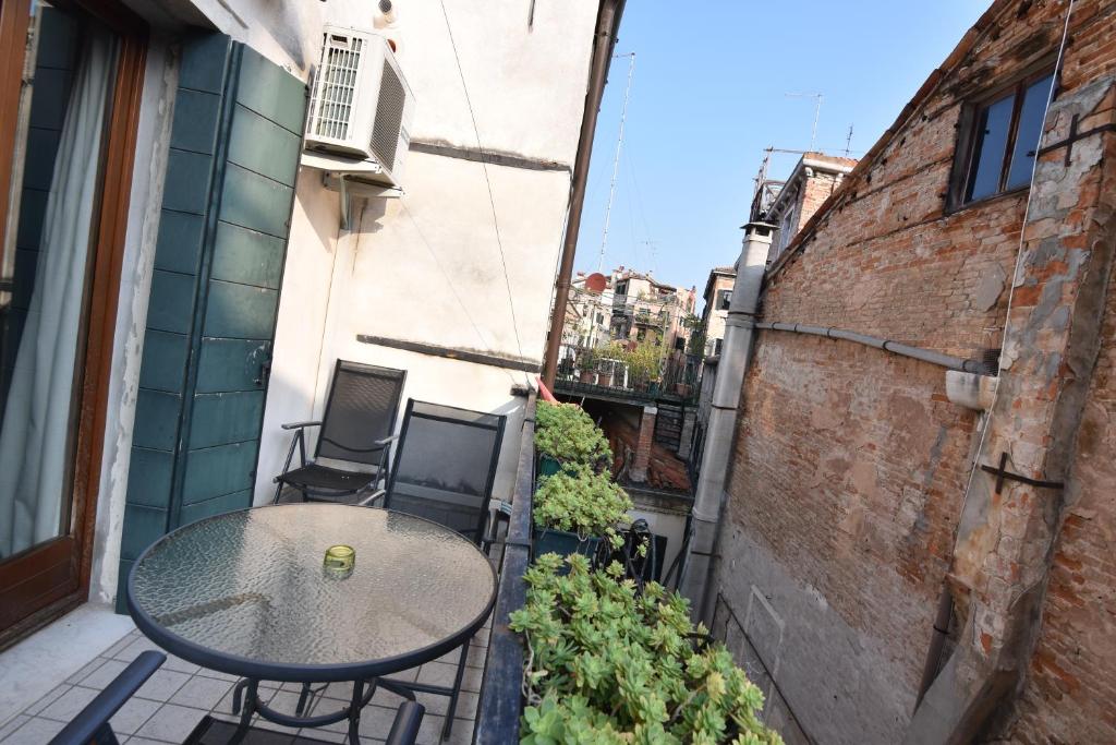 Апартаменты (Большие апартаменты с 2 спальнями и террасой - Calle Lunga Santa Maria Formosa), Charming Venice Apartments