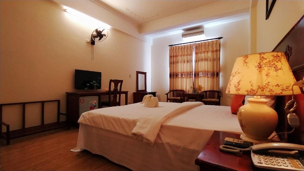 Двухместный (Улучшенный двухместный номер с 1 кроватью или 2 отдельными кроватями) отеля Yen Nhi Hotel Ninh Binh, Ниньбинь