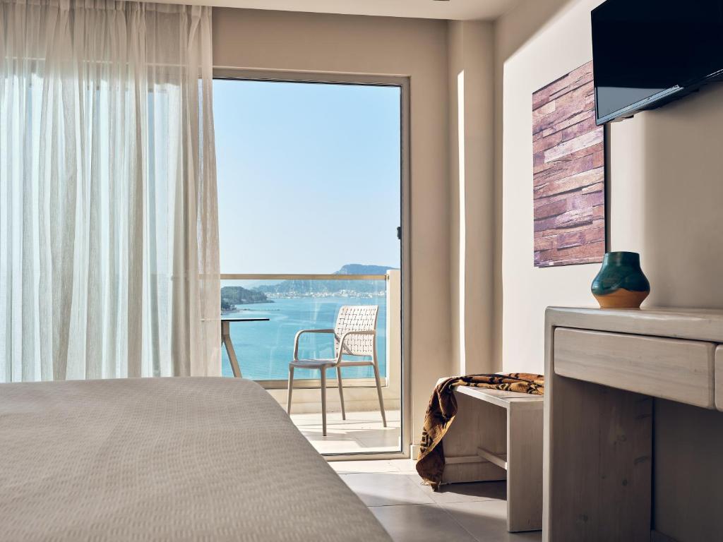 Двухместный (Двухместный номер Делюкс с 1 кроватью или 2 отдельными кроватями, панорамный вид на море и на бассейн (для 3 взрослых)) отеля Ionian Hill Hotel, Аргасион