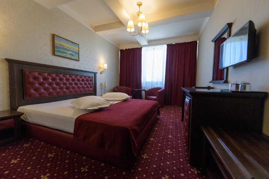 Двухместный (Стандартный двухместный номер с 1 кроватью и видом на набережную) отеля Hotel Golden Palace, Мамая