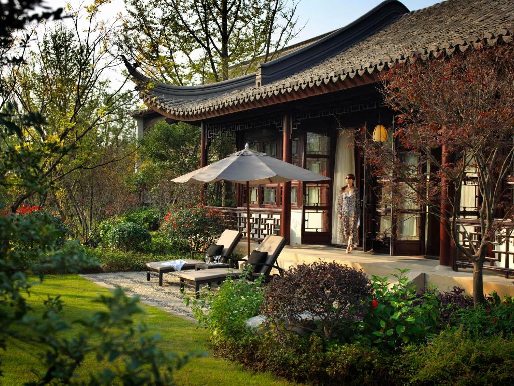 Вилла (Royal West Lake Villa) отеля Four Seasons Hotel Hangzhou at West Lake, Ханчжоу
