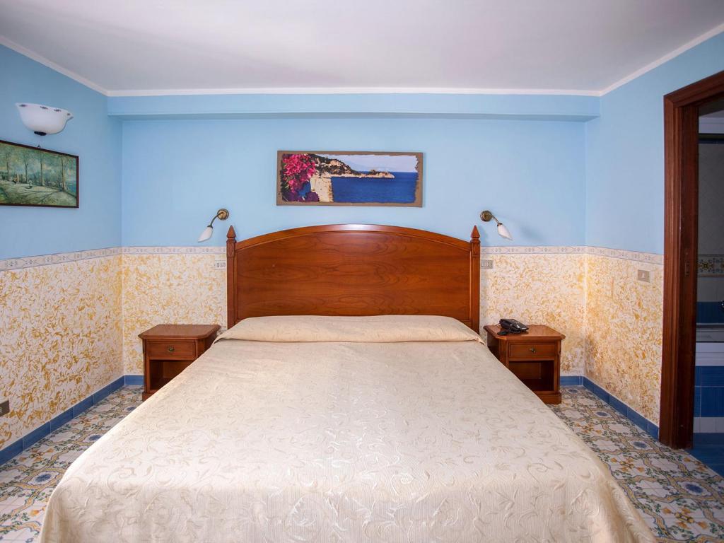 Двухместный (Двухместный номер с 1 кроватью или 2 отдельными кроватями) отеля Hotel Amalfi, Амальфи