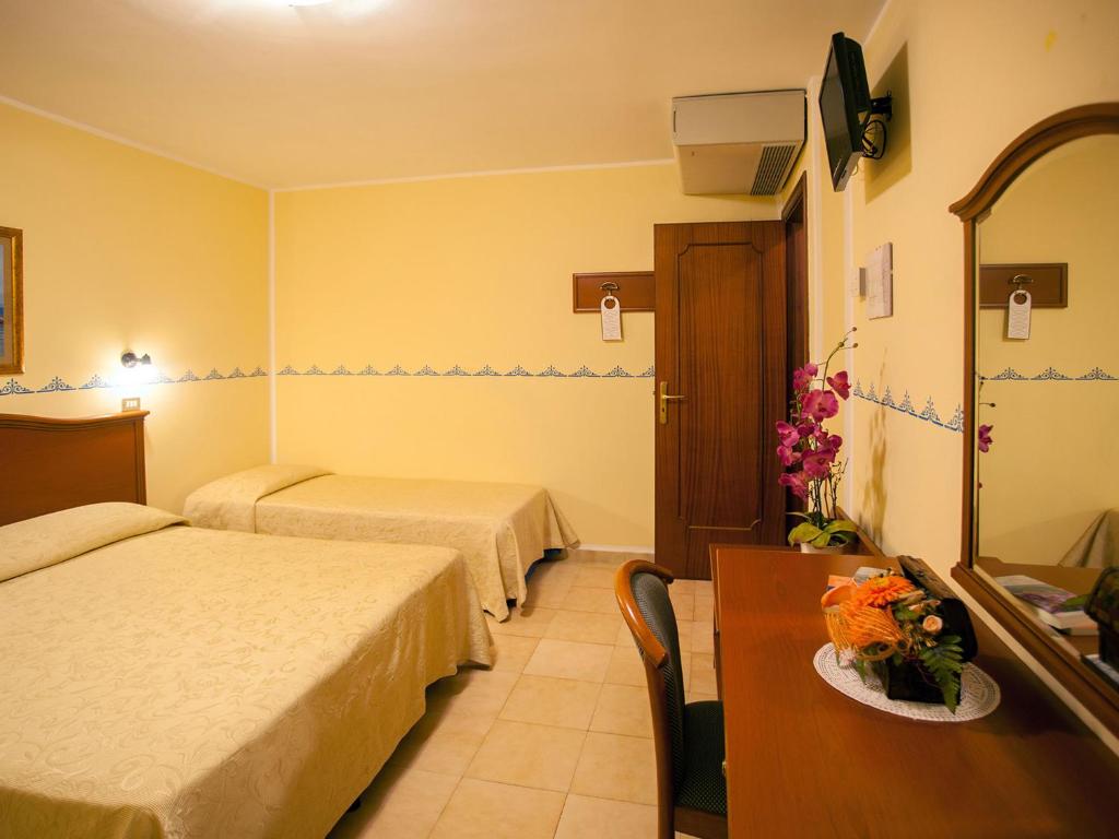 Трехместный (Трехместный номер) отеля Hotel Amalfi, Амальфи
