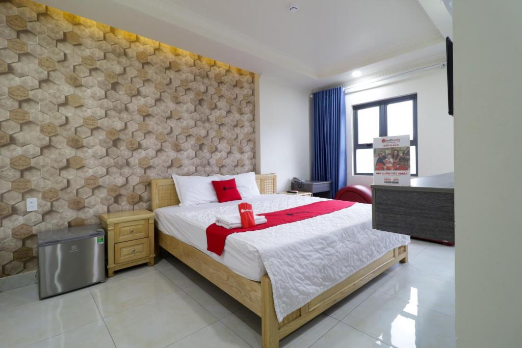 Двухместный (Улучшенный двухместный номер с 1 кроватью) отеля RedDoorz Minh Thu Tan Binh, Хошимин