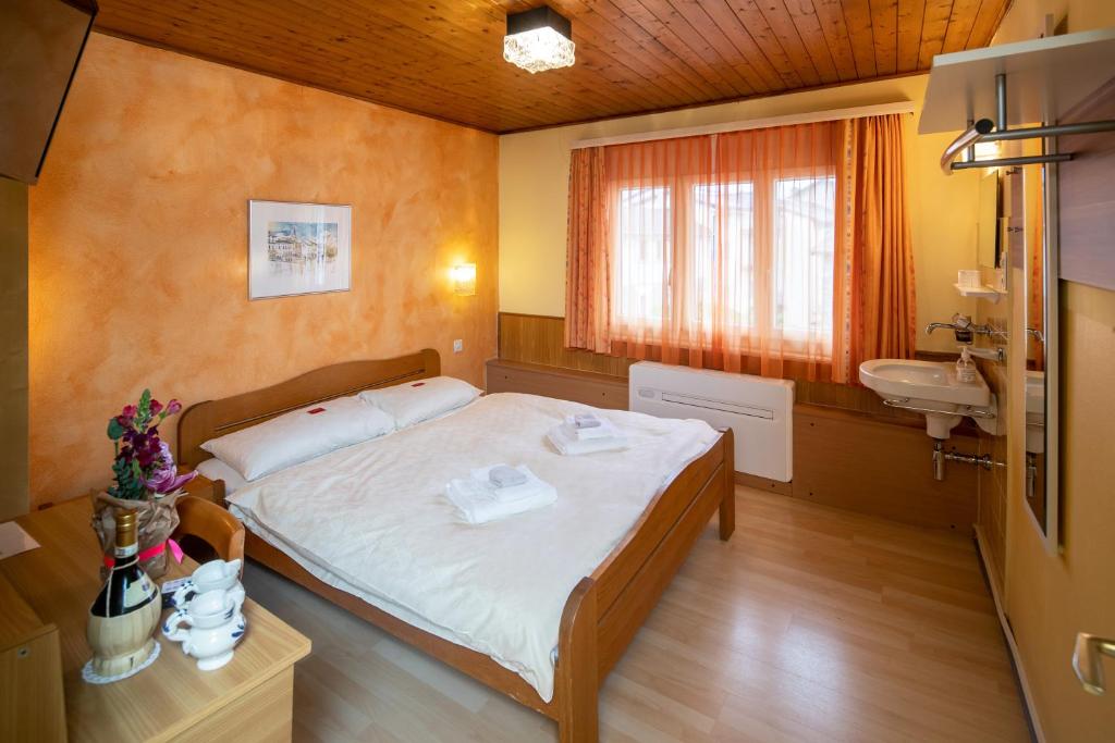 Двухместный (Двухместный номер с 1 кроватью и собственной ванной комнатой вне номера) отеля Albergo Pensione San Giorgio, Аскона