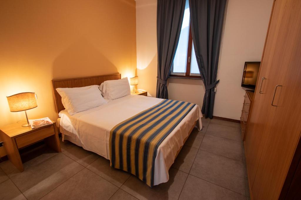 Двухместный (Двухместный номер эконом-класса с 1 кроватью или 2 отдельными кроватями) отеля Albergo Le Due Corti, Комо