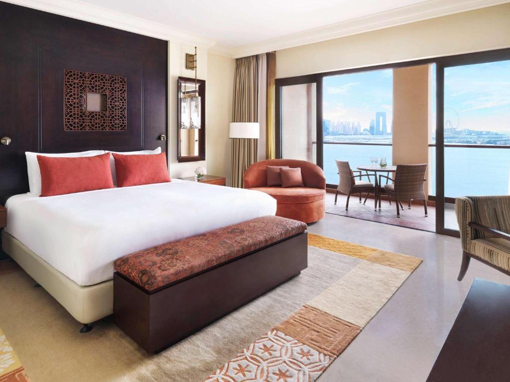 Сьюит (Суперлюкс с балконом, вид на море и остров Палм-Джумейра) курортного отеля Fairmont The Palm, Дубай