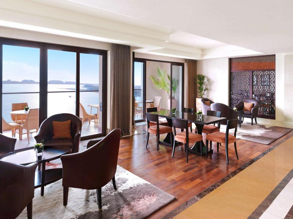 Двухместный (Номер «Фэйрмонт Голд» с кроватью размера «king-size» и балконом - Доступ в лаундж) курортного отеля Fairmont The Palm, Дубай
