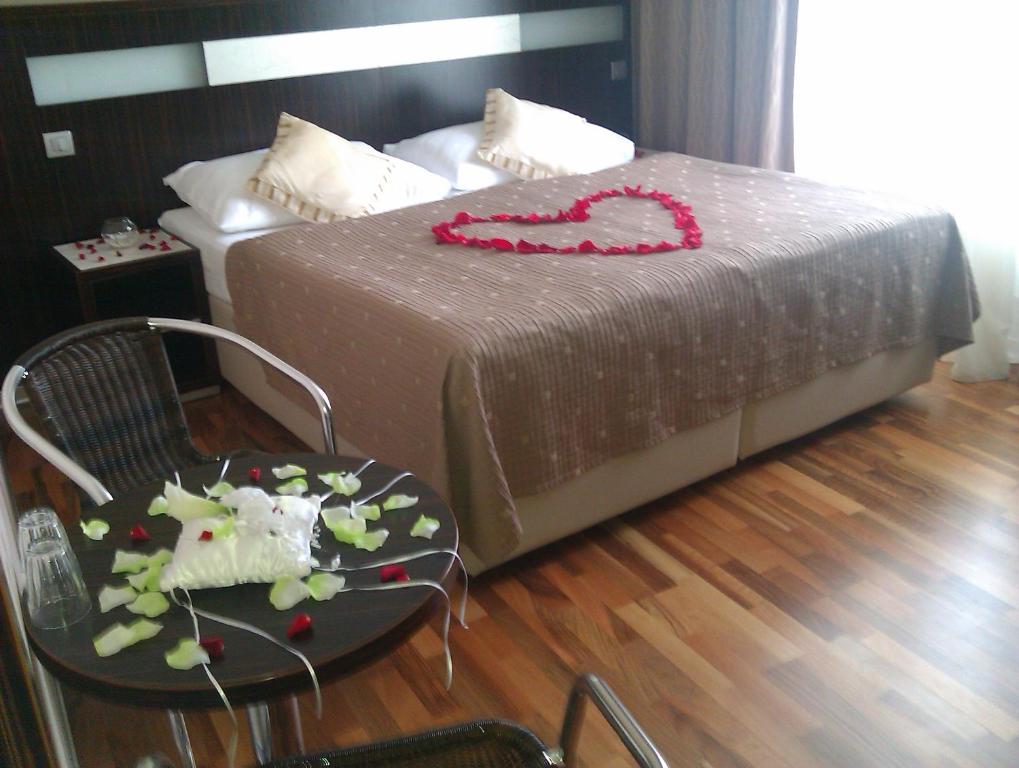 Двухместный (Специальное предложение — Двухместный номер с 1 кроватью и романтическим пакетом услуг) отеля Galaxie Hotel, Прага