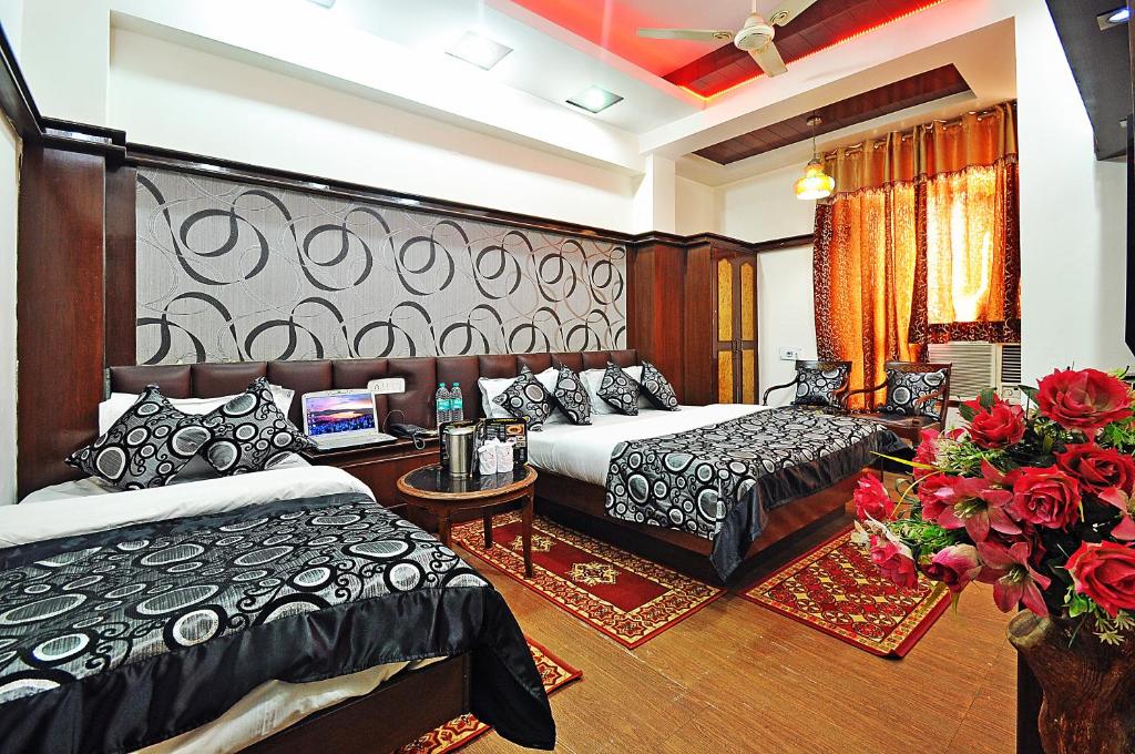 Четырехместный (Семейный люкс) отеля Hotel Shiva Intercontinental, Нью-Дели