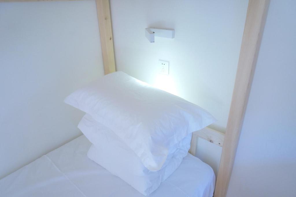 Номер (Кровать в общем номере для мужчин с 4 кроватями) отеля Yue Xuan Courtyard Garden International Youth Hostel, Пекин