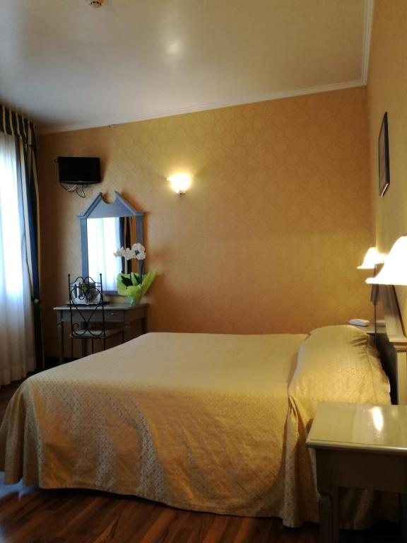 Двухместный (Двухместный номер Делюкс с 1 кроватью или 2 отдельными кроватями) отеля Hotel Tintoretto, Венеция