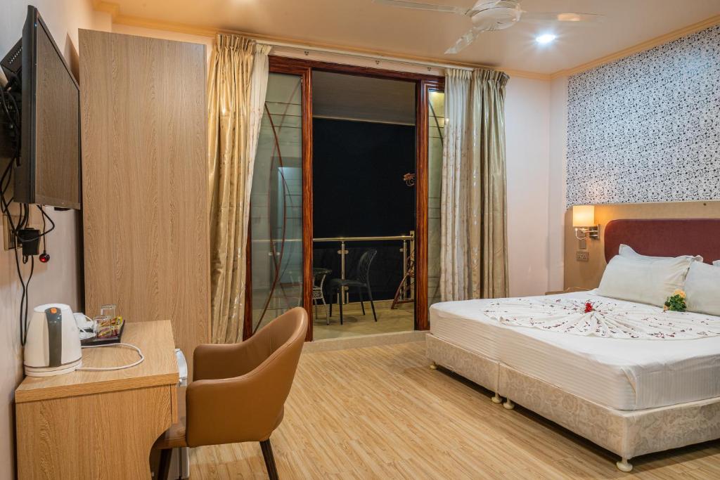 Двухместный (Двухместный номер Делюкс с 1 кроватью или 2 отдельными кроватями, вид на город) гостевого дома Sunrise Beach, Маафуши