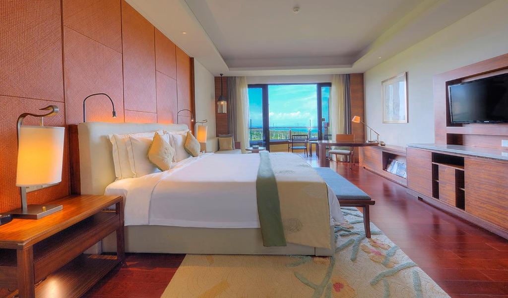 Двухместный (Limited Offer - Deluxe Double or Twin Room with Sea View (one set afternoon tea for 2 persons + daily breakfast + out-door hot spring)), Haitang Bay Gloria Resort Sanya